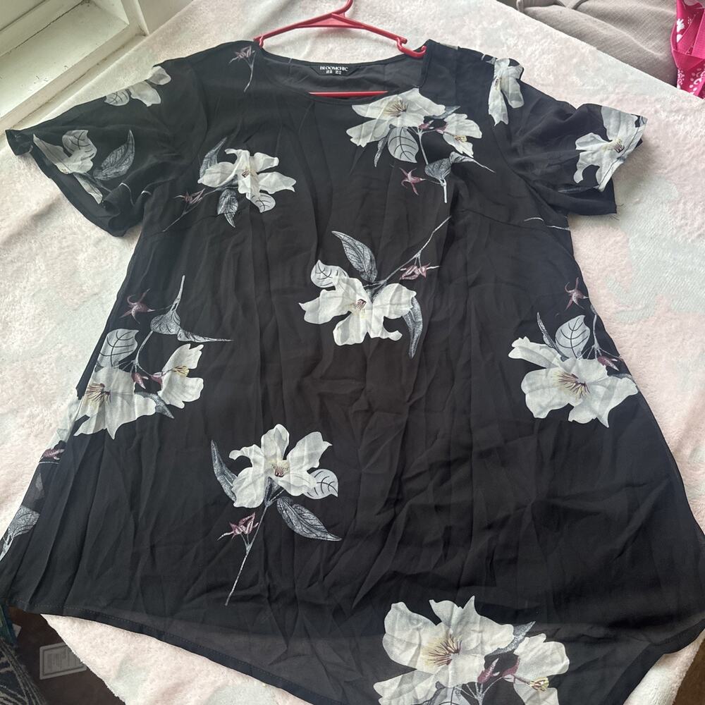 NWOT Size 10 Bloom Chic Asymmetrical Hem LinedFloral Blouse Top